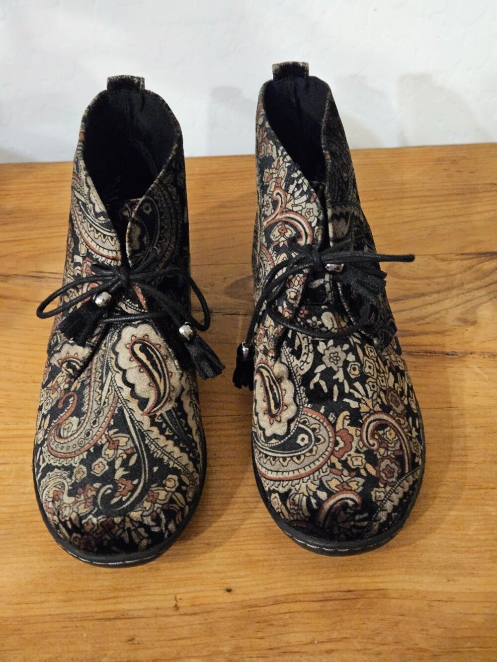 Soft by Hush Puppies Paisley Embroidered pattern Velvet ankle boots size 8.5